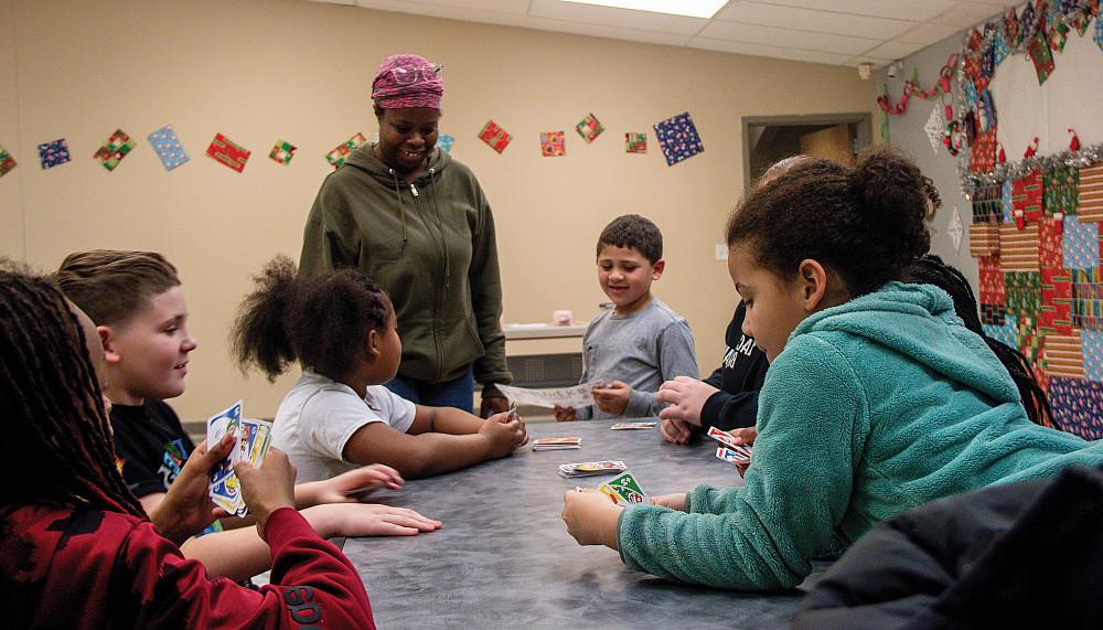 24岁的夏奇拉·威尔逊(Shakira Wilson)在美林社区中心(Merrill Community Center)与孩子们一起监督一个工艺项目.